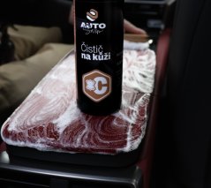 Auto Šarm Čistič na kůži správné napěnění detail